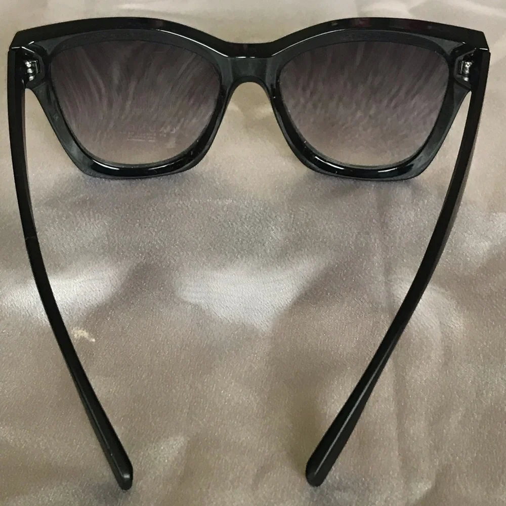 LAUNDRY by SHELLI SEGAL ,100%UV ABSORPTIVE unisex all black color Classy NEW !